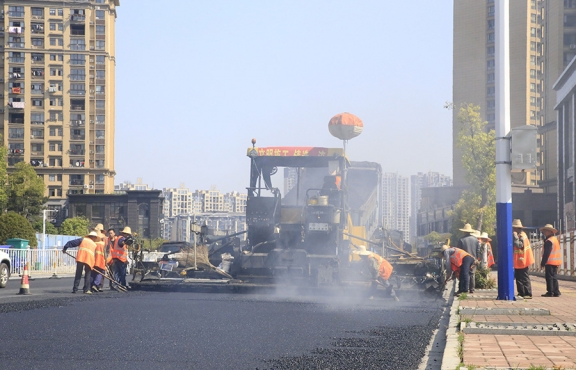 2020年3月20日上午，宜春市高士北路路面改造工程快速推進，施工現(xiàn)場一片繁忙景象